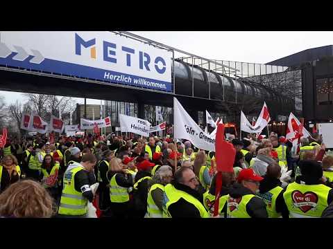 Mitarbeiter protestieren vor der Metro Hauptversammlung in Düsseldorf gegen den Verkauf von Real