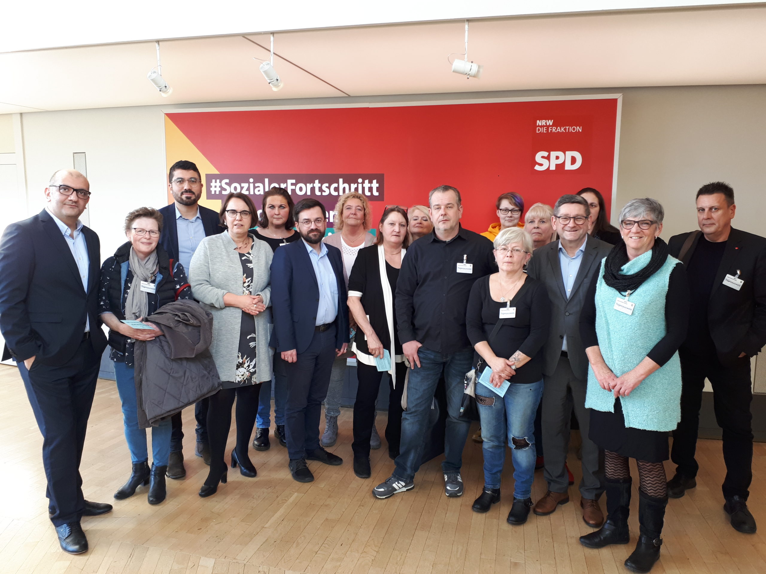 SPD-Fraktionschef Thomas Kutschaty, Volkan Baran, Anja Butschkau und weitere Ausschussmitglieder empfingen die Dortmunder Delegation des Real-Betriebsrats im Landtag.
