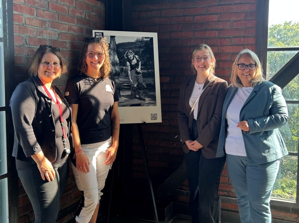 Auf dem Foto von l.n.r. Dr. Anne Kugler- Mühlhofer (Leiterin des LWL- Industriemuseums Zeche Zollern), Vivien Kleinau (Maler-und Lackiermeisterin), Caroline Brosch (Schilder-und Lichtreklameherstellermeisterin), Anja Butschkau