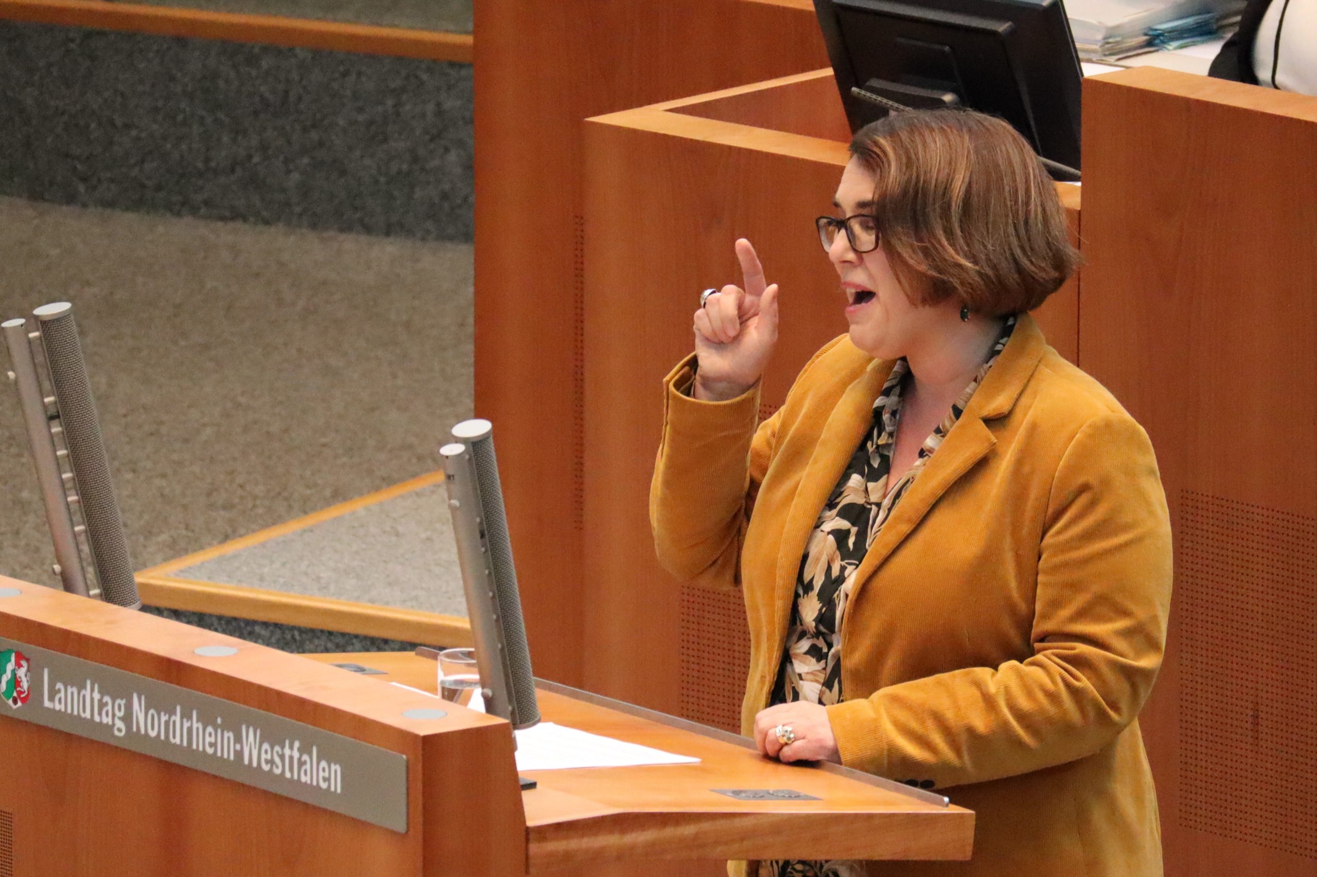 Anja Butschkau hält eine Rede im Plenum des Landtags Nordrhein-Westfalen.