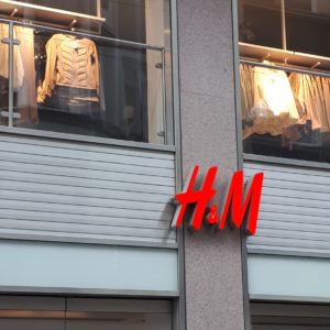 H&M Entlassung 800 Stellen Mütter Elternzeit