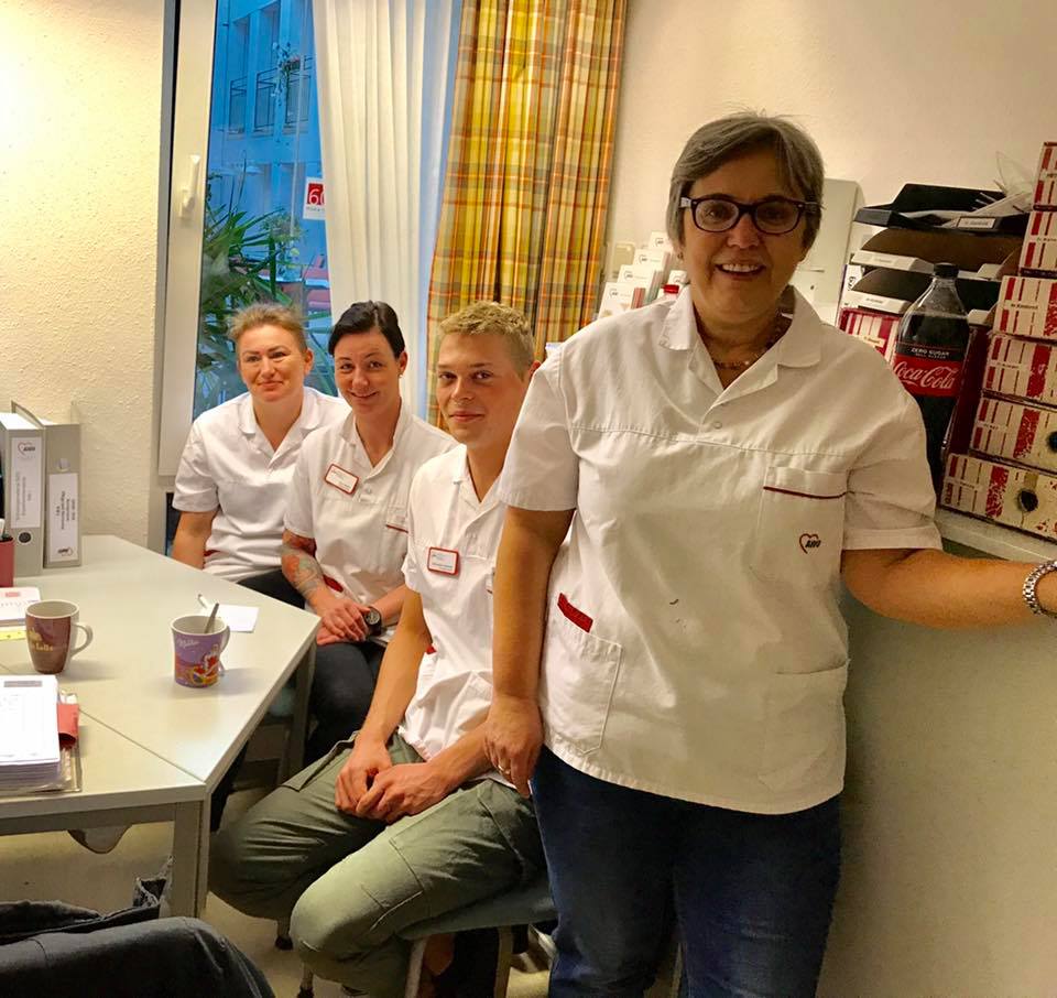 Anja Butschkau mit Pflegekräften bei einem Praktikum im Minna-Sattler-Seniorenzentrum der AWO Westliches Westfalen in Dortmund